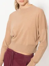 Sweater gris de lana merino con cuello redondo cerrado y mangas largas.