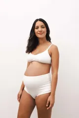 Culotte maternal de doble tejido color beige, de algodón suave con elásticos que no marcan.