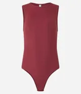 Body color marrón, sin mangas, con cuello halter y cierre en la entrepierna.