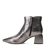 Botas de caña corta Bottero, confeccionadas en cuero metalizado color plateado, con punta fina y taco cuadrado bajo.