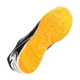 Championes deportivos Joma Maxima 2501 Indoor para fútbol sala, color negro con detalles en blanco y suela de goma color caramelo. Cuentan con refuerzo de goma en el calcetín mediante tecnología PROTECTION, mediasuela con amortiguación mejorada, suela de goma DURABILIDAD con alta resistencia a la abrasión y buen agarre en superficies internas, sistema de líneas FLEXO para una transición más natural, parte delantera de cuero sintético duradero y con buen contacto con el balón, perforación VTS para mejorar la ventilación del sudor y tecnología JOMA SPORTECH (TPU) sin costuras para un ajuste ceñido.