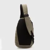 Mochila tipo bandolera de un solo hombro, color tostado, con correas ajustables negras y cierre frontal.