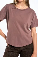 Remera de manga corta y cuello redondo, color arena, con calce al cuerpo.