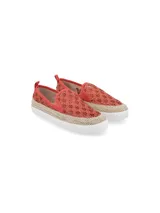 Alpargatas tipo slip-on Hush Puppies modelo Antonella, color ladrillo con capellada de tejido yute y elástico en el empeine para facilitar el calce. Presentan una aplicación de yute alrededor de la plataforma y suela blanca de caucho termoplástico.