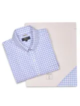 Camisa de manga larga RKF modelo Wf Pb, con diseño a cuadros en tonos celestes y rosados sobre fondo blanco. Cuenta con cuello americano con botones, cierre frontal abotonado y un bolsillo en el pecho con el logo bordado.