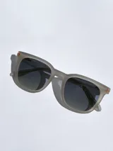 Lentes de sol marca Osten modelo Tokyo, con armazón de acetato en tono verde oliva mate y cristales oscuros polarizados. Presentan un diseño de marco completo con detalle de logo grabado en la patilla.