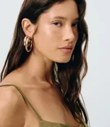 Kit de aros argolla dorados de diseño tridimensional y tubular, con tres pares de diferentes espesores y formas.