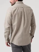 Camisa de manga larga confeccionada en franela de algodón orgánico, con diseño de cuadros pequeños en tonos beige, azul y rojo. Presenta cuello con botones, cierre frontal abotonado, bolsillo en el pecho con logo bordado y puños con botones.