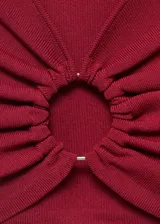 Top de punto fino con cuello halter y espalda descubierta con detalle de aro metálico. Diseño entallado sin mangas.