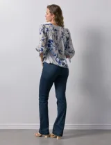 Blusa de gasa estampada con flores azules y blancas, marca Sioni. Tiene escote en V, abertura frontal con botones y mangas 3/4 con puños fruncidos y botón.