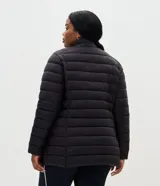Campera puffer color marrón, de corte alargado y relajado, confeccionada en microfibra de poliamida ultraleve. Posee cuello alto, manga larga, cierre delantero con cremallera y bolsillos laterales funcionales.