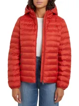 Campera acolchada Tommy Hilfiger color rojo, con capucha y cierre frontal. Tiene dos bolsillos laterales con cierre y logo bordado en el pecho.