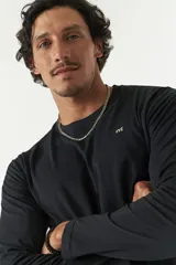 Remera de manga larga para hombre con escote redondo y logo bordado en el pecho.