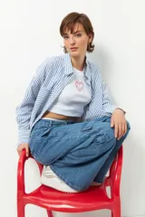 Pantalón cargo ancho de tiro bajo, color azul denim, con múltiples bolsillos.