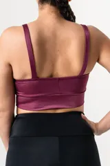 Top deportivo de escote redondo con breteles finos y faja ancha de doble tela. Confeccionado en tejido satinado con tecnología LYCRA® XTRA LIFE™.