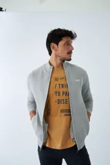 Campera tejida de algodón en color bordó, con cierre frontal completo, cuello alto y logo bordado en el pecho.