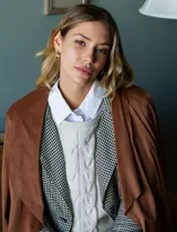 Blazer con estampado de pata de gallo en blanco y negro, marca Tahari. Tiene cuello con solapa, abertura central con botones, bolsillos delanteros y forro a tono.