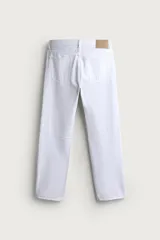 Jeans straight fit de corte recto y tiro medio, confeccionados en denim de algodón con efecto lavado en color marrón oscuro, con diseño clásico de cinco bolsillos y cierre frontal con botonadura.