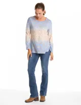 Remera de manga larga con escote redondo, confeccionada en tejido soft con estampado de diseño ornamental en tonos azules y beige.