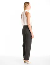 Pantalón de corte wide leg en color gris, con cintura alta y detalle de pretina prolongada con hebilla metálica lateral. Presenta costuras verticales frontales y cierre con gancho interno.