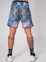 Short de lycra azul con estampado abstracto en tonos celeste, blanco y marrón.