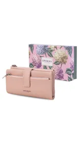 Billetera Lincoln's de mujer en color negro, confeccionada en símil cuero con textura granulada. Presenta un diseño rectangular con cierre de broche, bolsillo frontal con cierre metálico, correa de mano extraíble y logo de la marca grabado en el frente.