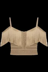 Top cropped color beige con breteles finos, escote recto y detalle de flecos en el busto. Presenta apliques entrelazados y cierre con cremallera en la espalda.