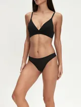 Bombacha tipo vedetina de color negro, confeccionada en tela suave y elástica, con diseño clásico y ajuste cómodo.