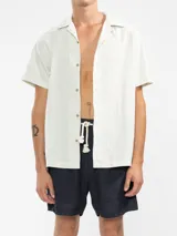 Short de hombre confeccionado en lino premium, con cintura elástica y cordón de ajuste. Presenta un diseño de corte relajado con bolsillos laterales y traseros.