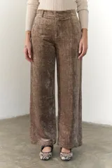 Pantalón de terciopelo color marrón con corte palazzo.