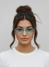 Lentes de sol con armazón rectangular de policarbonato translúcido en color azul claro y cristales a tono.