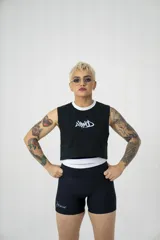 Musculosa corta negra de algodón elastizado con cuello y sisas ribeteadas en blanco. Estampado frontal con logo abstracto en blanco.