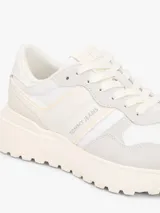 Zapatillas de estilo runner Tommy Jeans Cleated Runner Suede Mix, en color blanco y gris con suela track. Confeccionadas con una combinación de textil, gamuza y material sintético.