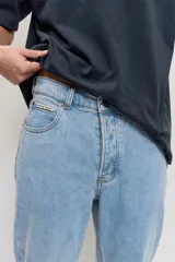 Pantalón de denim estilo clásico, de tiro medio y corte recto en color celeste claro.