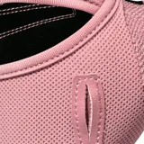 Guantes de entrenamiento Under Armour color rosa con detalles en negro. Palma de cuero para mayor protección y agarre. Dorso de la mano perforado para ventilación. Inserciones de forro polar en el pulgar. Muñequera elástica ajustable.