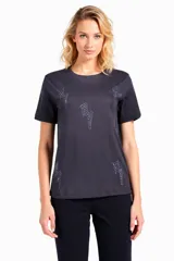 Remera de algodón de manga corta con cuello redondo, decorada con apliques de tachas formando diseños de rayos en el frente y las mangas.