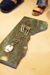 Collar plateado con cadena de eslabones geométricos y dije colgante ovalado con el escudo nacional argentino.