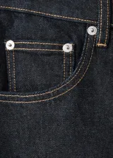 Jeans de mezclilla de corte holgado y tiro medio, en color azul oscuro, con diseño clásico de cinco bolsillos y costuras visibles en contraste.