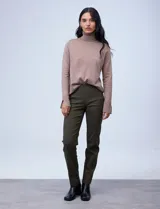 Pantalón negro de gabardina elastizada marca Zac & Rachel, con pretina ancha y faja interna modeladora. Tiene costura frontal pespunteada y bolsillos ojal simulados en la parte trasera.