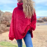 Polerón rojo de peluche con cuello alto.