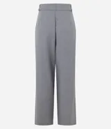 Pantalón de sastrería modelo pantalona, de corte amplio y tiro alto. Presenta pinzas frontales, cierre con cremallera y botón, y presillas en la cintura. Incluye un cinturón ajustable del mismo tejido.