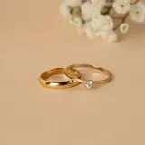 Par de alianzas bombé de oro de 18k, diseño clásico de superficie lisa y brillante.