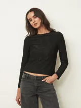 Top de manga larga en color negro, con cuello redondo y textura sutil en relieve con diseño floral.