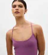 Enterito deportivo corto de microfibra, con breteles finos y diseño ajustado al cuerpo. Presenta una abertura en la espalda para mayor ventilación y libertad de movimiento.