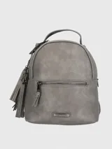 Mochila pequeña de ecocuero metalizado en tono gris. Cuenta con un compartimento principal con cierre, bolsillo frontal con cierre, bolsillo trasero y un llavero decorativo con flecos en el lateral. Incluye placa metálica con el logo de la marca en la parte inferior frontal.