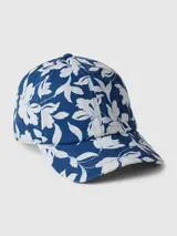 Gorro con visera azul con estampado de flores blancas.