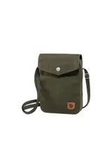 Bolso bandolera Fjallraven Greenland Pocket color verde musgo, con correa ajustable y logo de cuero en el frente.