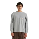 Remera de manga larga con textura tipo waffle, color gris, con cuello redondo y bolsillo frontal en el pecho que incluye un pequeño parche con logo.