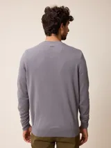Sweater de punto con cuello redondo, manga larga y puños acanalados. Presenta un pequeño logo bordado en el pecho.
