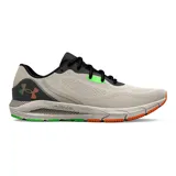 Championes de running Under Armour modelo HOVR Sonic 5, color beige con detalles en negro, verde neón y naranja. Presentan una parte superior de tejido transpirable, refuerzo externo de TPU en el talón y suela con tecnología de amortiguación reactiva HOVR.